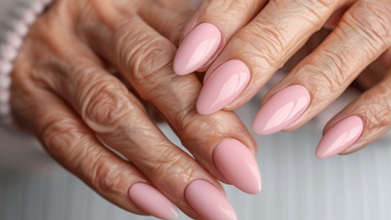 zinetmedia_Manicura_con_tono_rosa_pastel_con_manos_de_mujer_d_8e451c8c-bd33-4dc4-8f23-7cf0c6ac5707_1