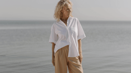 Cortefiel rebaja a 10 euros las blusas de manga corta holgadas y fresquitas que las mujeres +50 llevan en verano con falda o pantalón