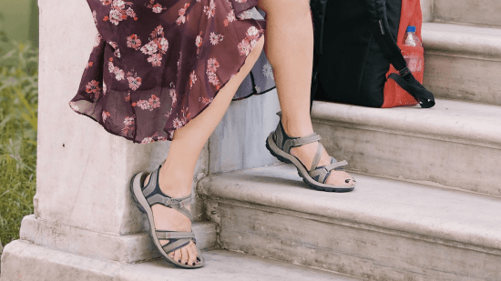Las sandalias para andar de Decathlon por poco más de 12 euros que prometen competir con las Skechers cómodas y ligeras que usan las mujeres +50