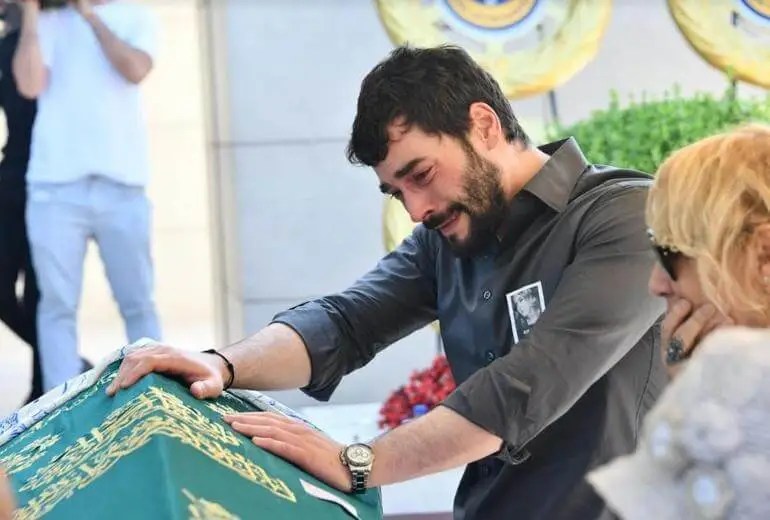 Akin Akinözü se despide de su madre-Twitter