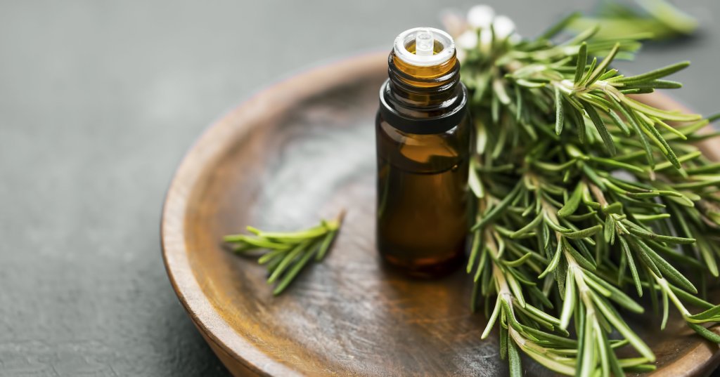 Aceite de romero para el cabello, el producto de 3 euros que triunfa en Mercadona porque promete hacer crecer el pelo