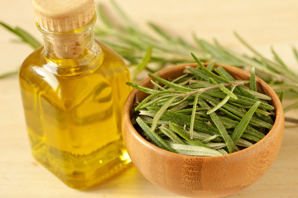 Aceite de romero para el cabello, el producto de 3 euros que triunfa en Mercadona porque promete hacer crecer el pelo
