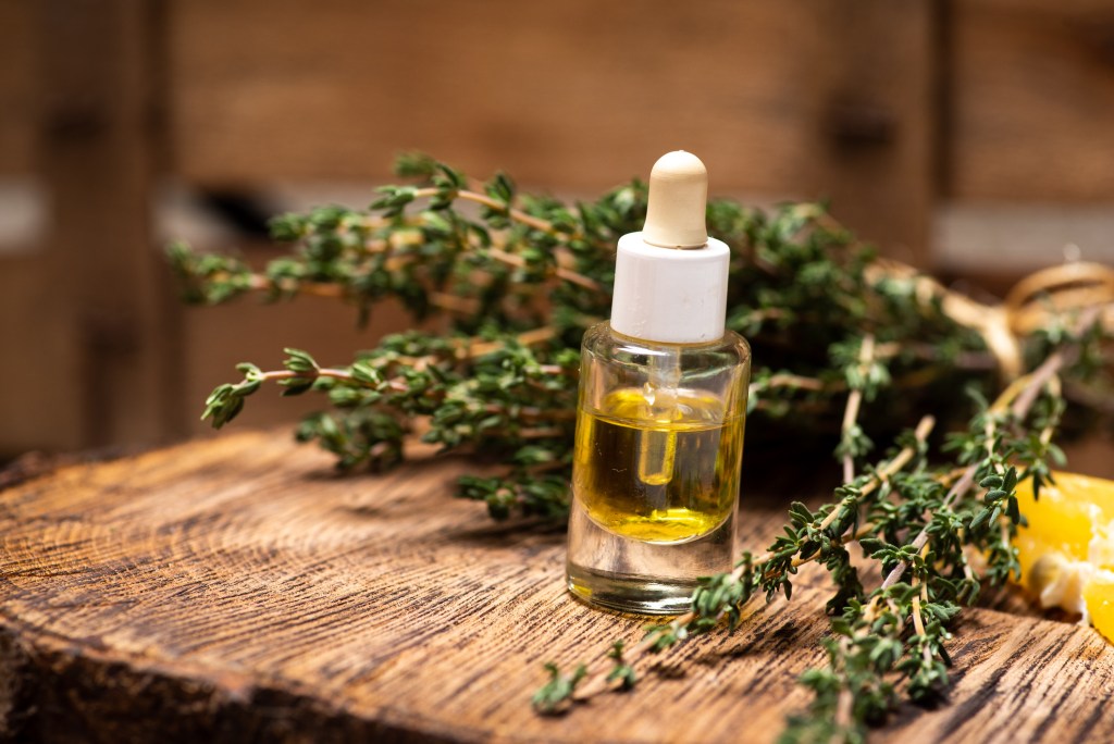 Aceite de romero para el cabello, el producto de 3 euros que triunfa en Mercadona porque promete hacer crecer el pelo