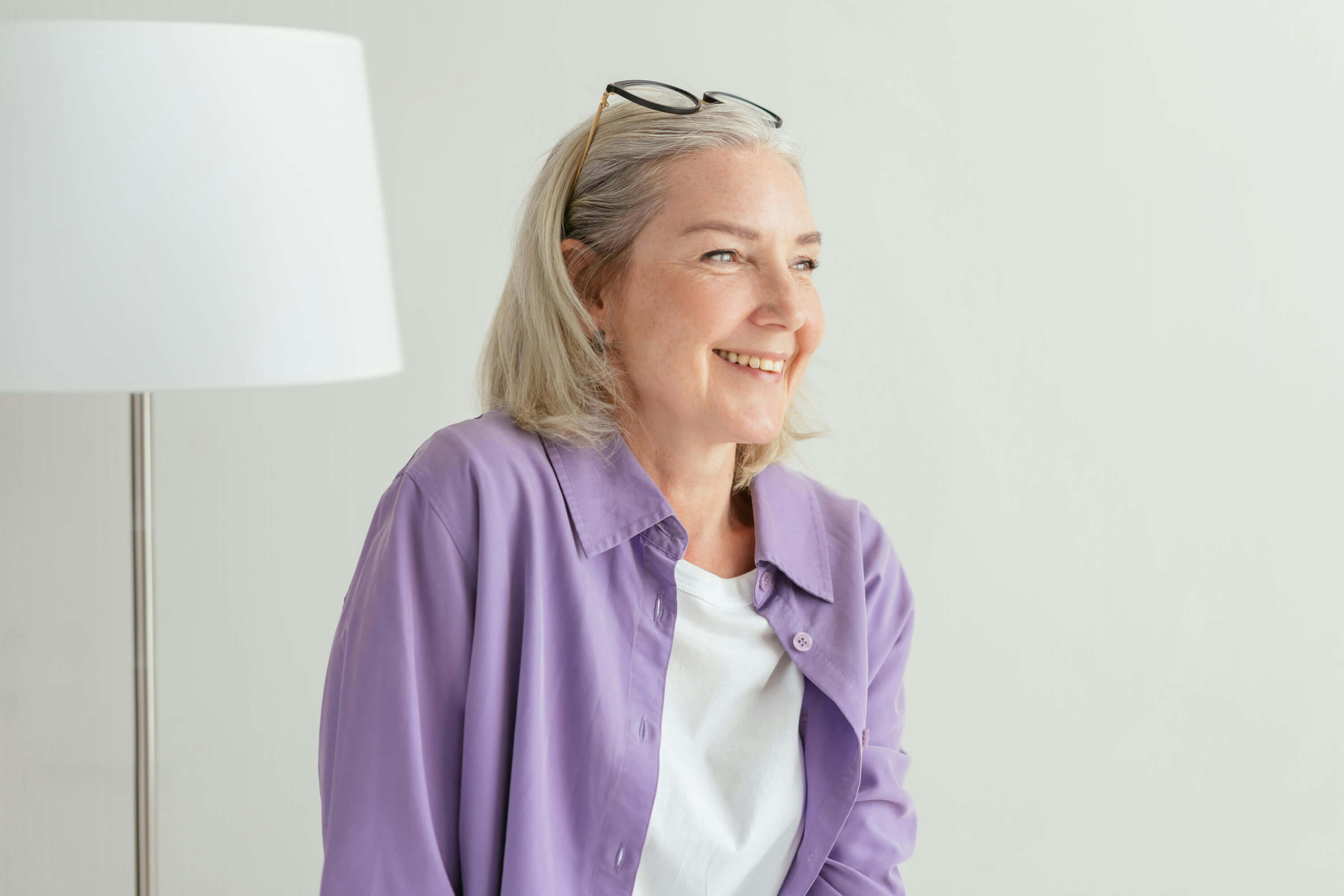 Ni Sfera ni C&A: las camisas de lino más fresquitas y baratas para las mujeres de 50 y 60 años que quieren vestir elegantes sin esfuerzo están en Stradivarius