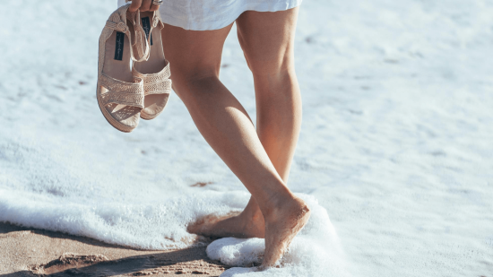 Skechers rebaja las sandalias de tacón sensato que las mujeres de 50 y 60 años prometen utilizar tanto a diario como de noche por su comodidad y sujeción