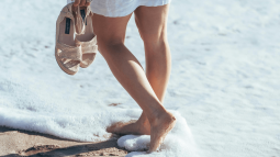 Skechers rebaja las sandalias de tacón sensato que las mujeres de 50 y 60 años prometen utilizar tanto a diario como de noche por su comodidad y sujeción