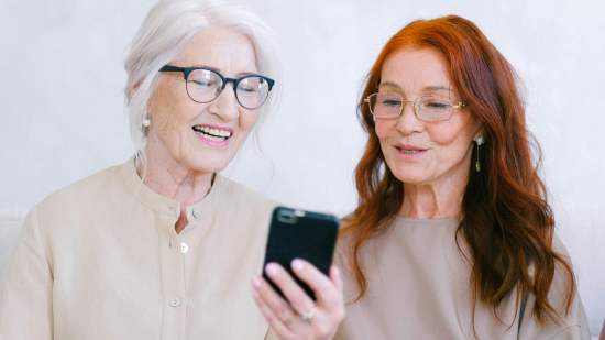 Las mujeres de 50 y 60 años amarán el nuevo conjunto de camisa y pantalón holgado y arreglado que siempre triunfa en El Corte Inglés