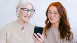 Las mujeres de 50 y 60 años amarán el nuevo conjunto de camisa y pantalón holgado y arreglado que siempre triunfa en El Corte Inglés