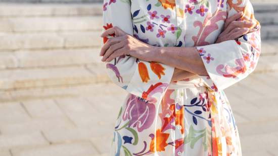 Los nuevos vestidos de Cortefiel con manguita larga y cómodos que llevarán las mujeres +50 tanto en las noches fresquitas de verano como en el otoño