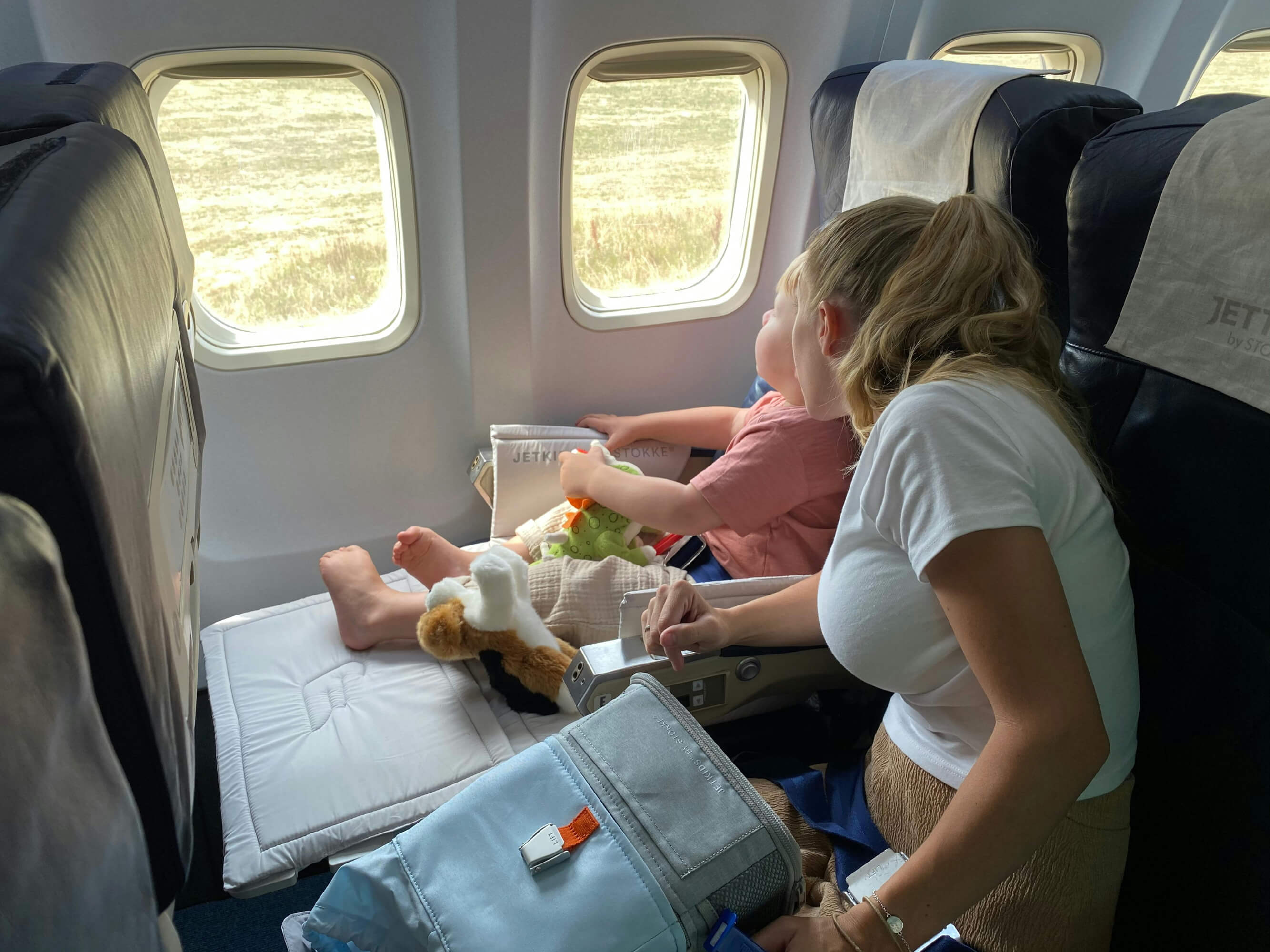 El accesorio viral en redes sociales que utilizar al viajar si te cansan las piernas en el avión o el tren
