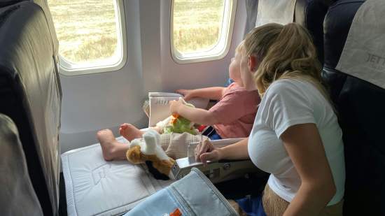 El accesorio viral en redes sociales que utilizar al viajar si te cansan las piernas en el avión o el tren