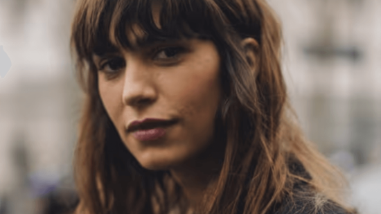 Considerado uno de los cortes de pelo más atrevidos de la temporada, el ‘wolf cut’ se ha convertido en el remedio salvavidas con el que sanear tus puntas e ir a la última moda con el mínimo esfuerzo.