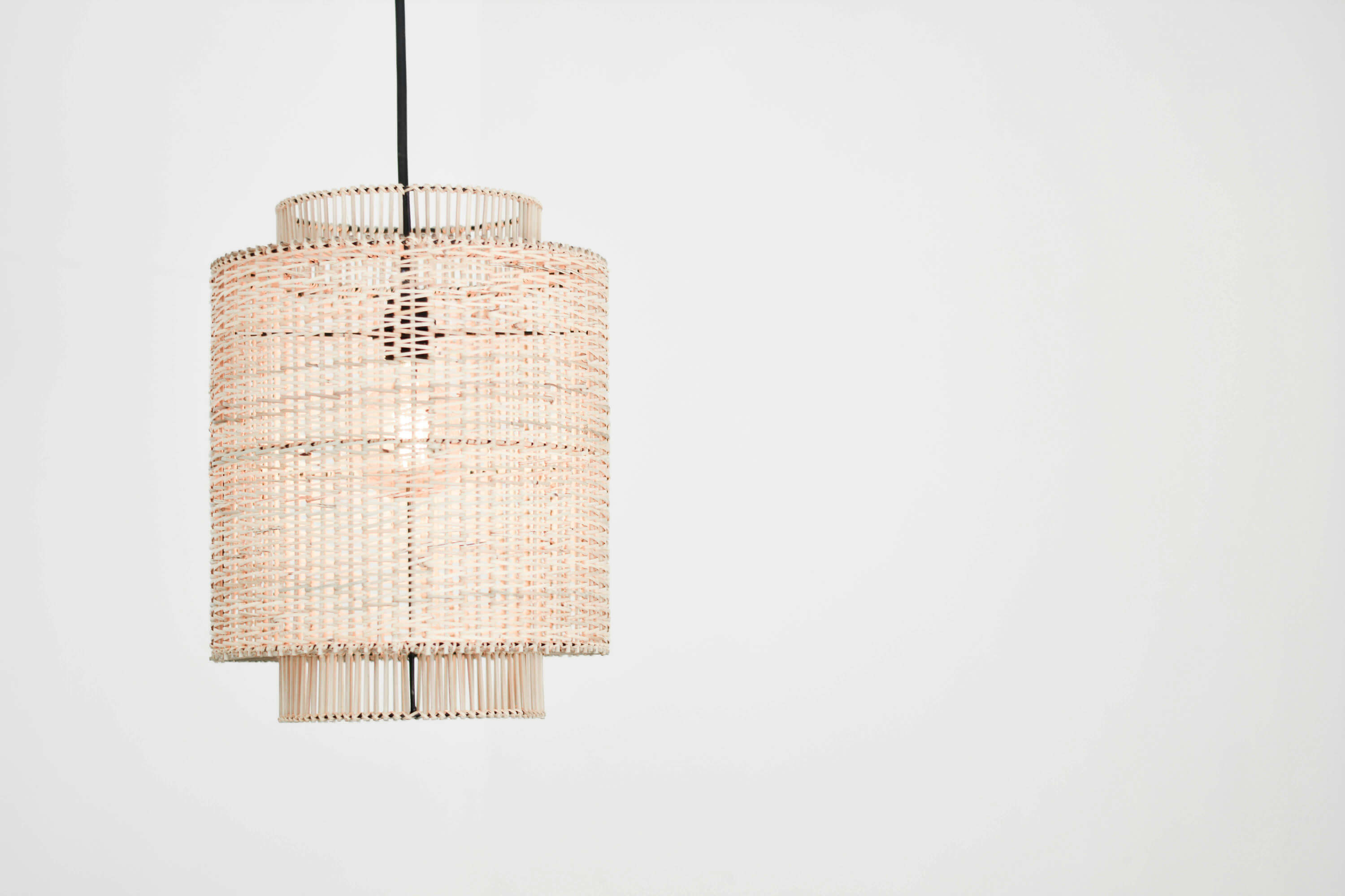La lámpara de Ikea que parece de Zara Home por su diseño elegante y cálido ahora está rebajada 20 euros