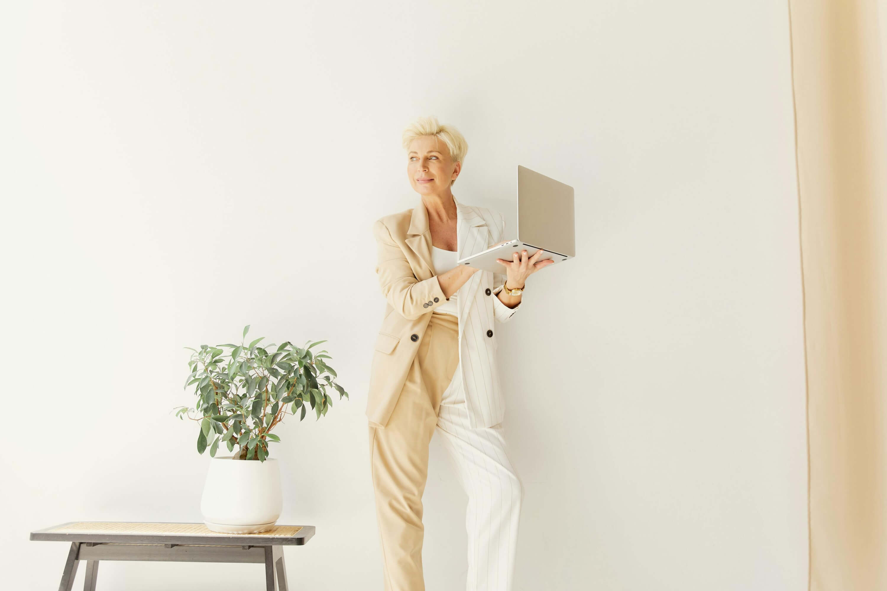 Sfera se adelanta a la vuelta al trabajo con estos pantalones elegantes y cómodos por su cintura elástica que llevarán las mujeres +50 con blusas