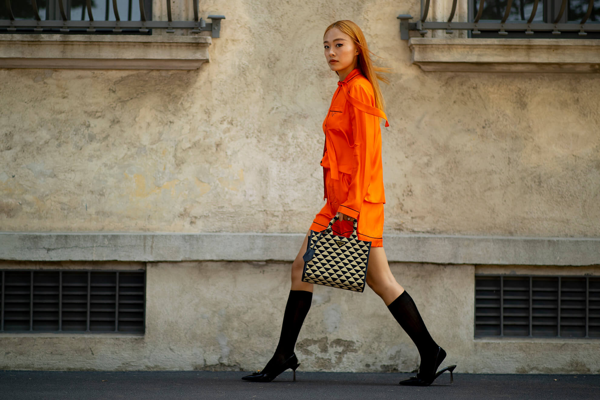 Estos son los colores que combinan con el naranja en moda