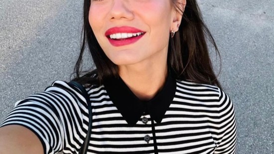 La actriz turca Demet Özdemir luce las zapatillas en tendencia que las mujeres de 50 años amarán porque son cómodas y pegan con todo