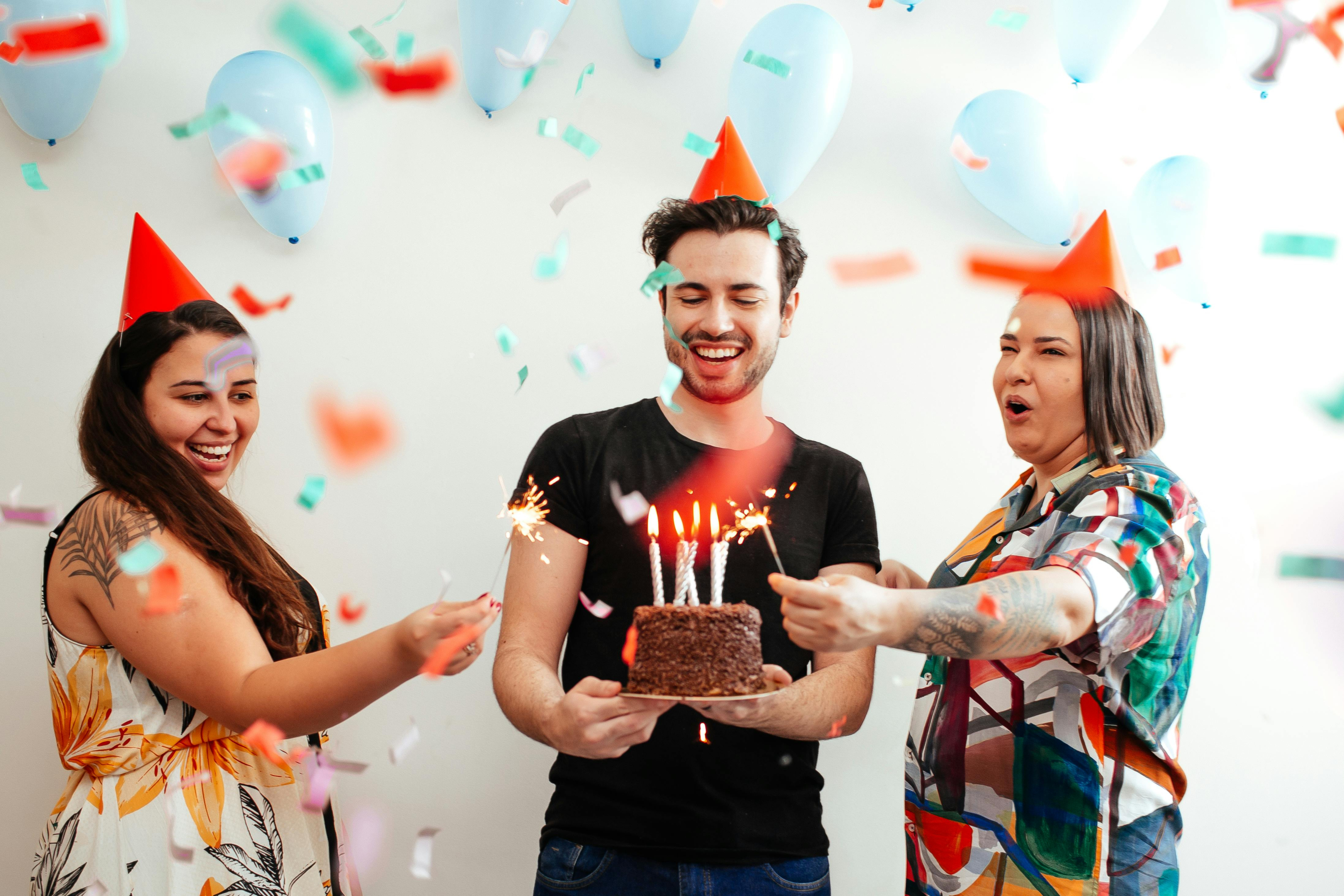 Más de 150 dedicatorias de cumpleaños con las que felicitar a familiares, amigos o compañeros en su día