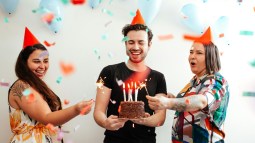 Más de 150 dedicatorias de cumpleaños con las que felicitar a familiares, amigos o compañeros en su día