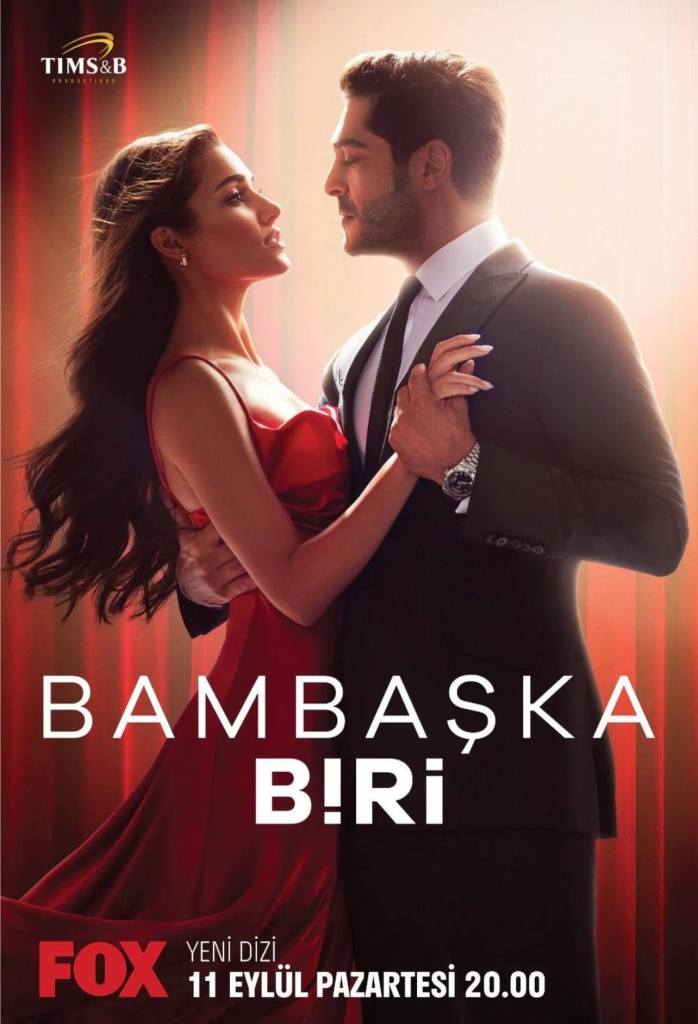Póster oficial de 'Bambaska Biri', con Hande Erçel y Burak Deniz.