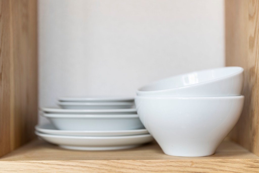 El truco japonés que utiliza Marie Kondo a la hora de guardar los platos de la vajilla para ganar espacio en el armario de la cocina