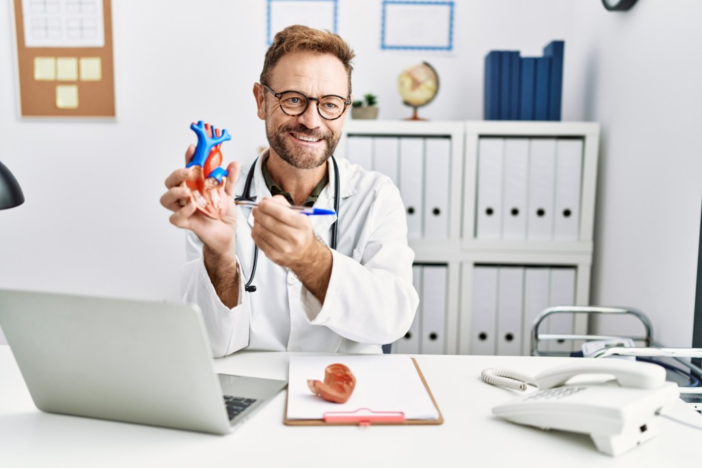 Palpitaciones: qué son, por qué se producen y cómo remediarlas según un cardiólogo