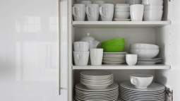 El truco japonés que utiliza Marie Kondo a la hora de guardar los platos de la vajilla para ganar espacio en el armario de la cocina