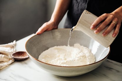 Añade todos los ingredientes para una masa semilíquida