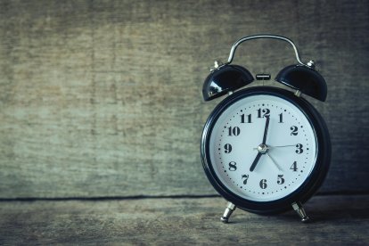 Por qué es bueno posponer el despertador según este estudio de la Universidad de Estocolmo