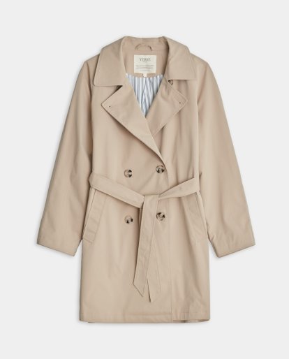 Esta chaqueta es la gran aliada del otoño de las mujeres de +50 años por su versatilidad y comodidad