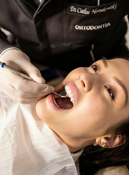 Cómo prevenir los dientes amarillos según un odontólogo