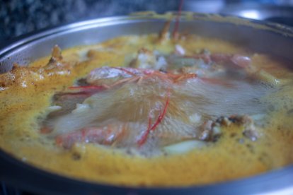 Cuece los garbanzos en el caldo de las gambas