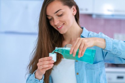 Cómo escoger el colutorio idóneo: los consejos de una experta para elegir el más adecuado según tus necesidades
