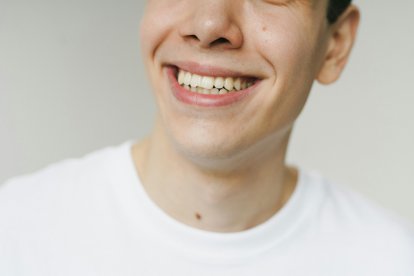 Cómo prevenir los dientes amarillos según un odontólogo