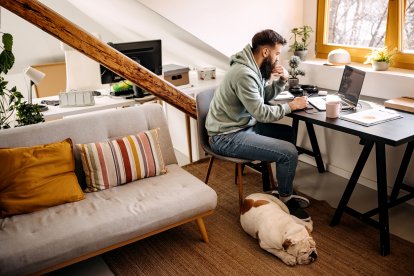 Una escalera, un biombo o una pared son ideales para delimitar el área de trabajo