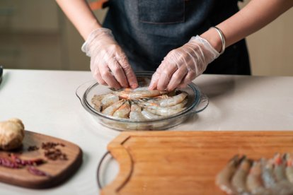 Separa la cáscara de la carne del langostino