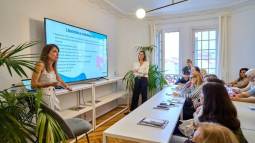La doctora Débora Nuevo en el taller de microbiota