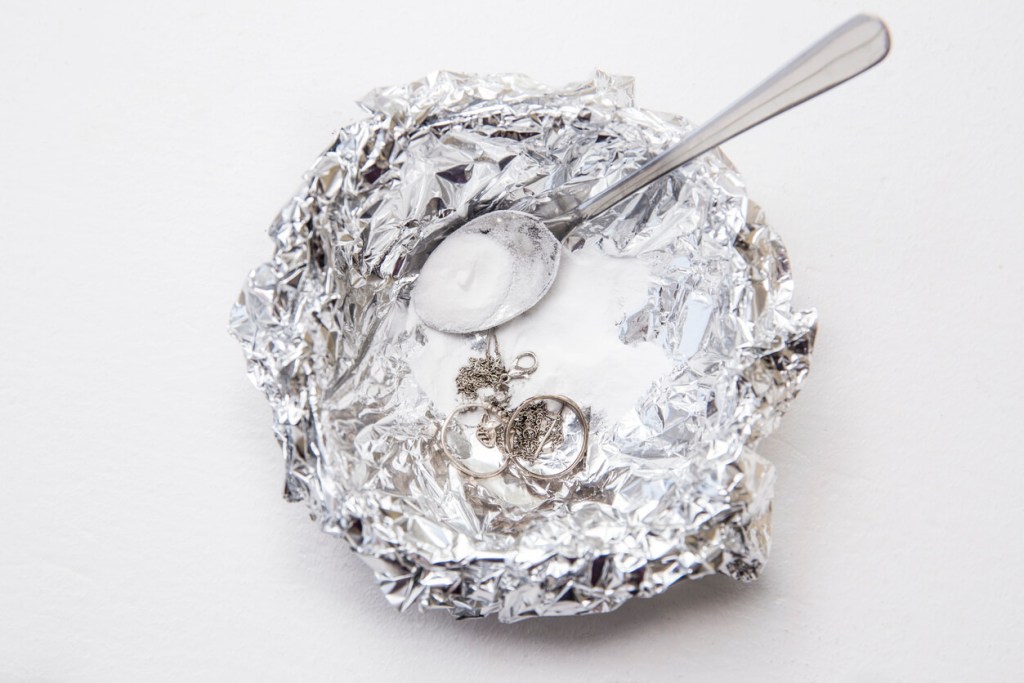 El truco para limpiar las pulseras de plata que hemos encontrado en Tiktok