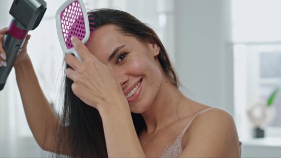 El Corte Inglés se adelanta al Black Friday y rebaja a la mitad el clon del secador más viral entre las mujeres de 20 como de 50 años para moldear el pelo
