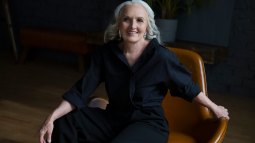 De Massimo Dutti a Zara: seis vestidos negros que prometen fichar las mujeres +50 en el Black Friday para llevar en los eventos de Navidad