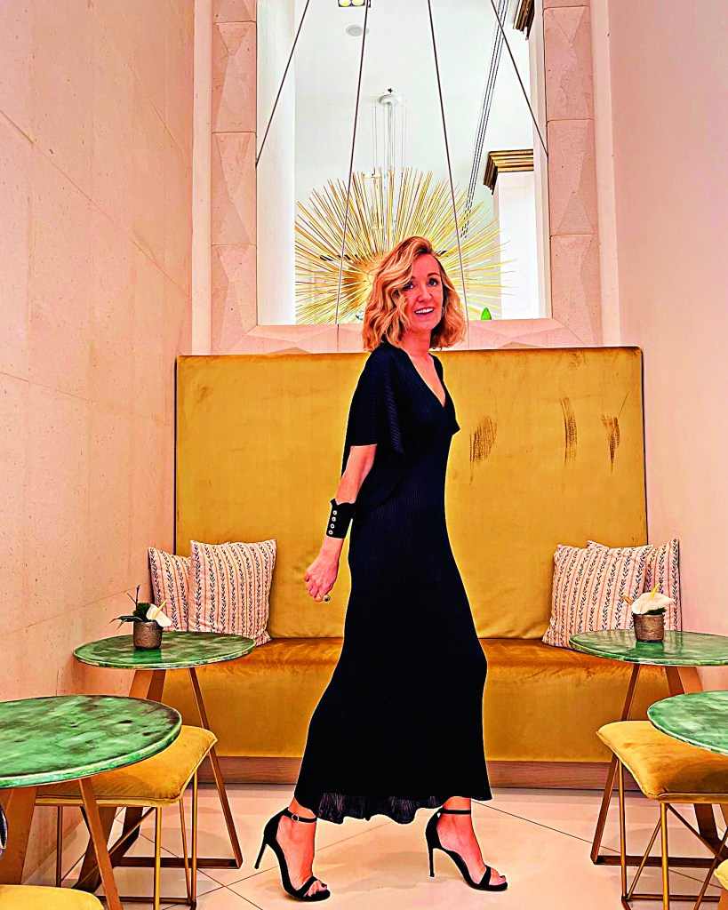 vestido-negro-escote-pico