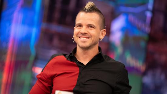 Dabiz Muñoz en un programa de televisión, compartiendo su pasión por la cocina y su experiencia en DiverXO