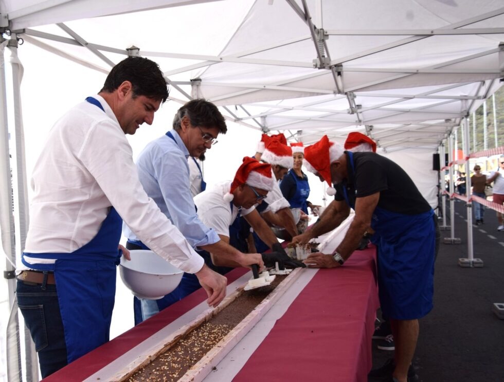 El-alcalde-elaborando-el-turron