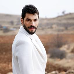 Akin Akinözü.