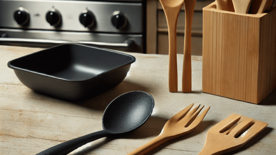 Cucharón de plástico negro y cuchara de madera, comparando opciones no tóxicas para cocinar
