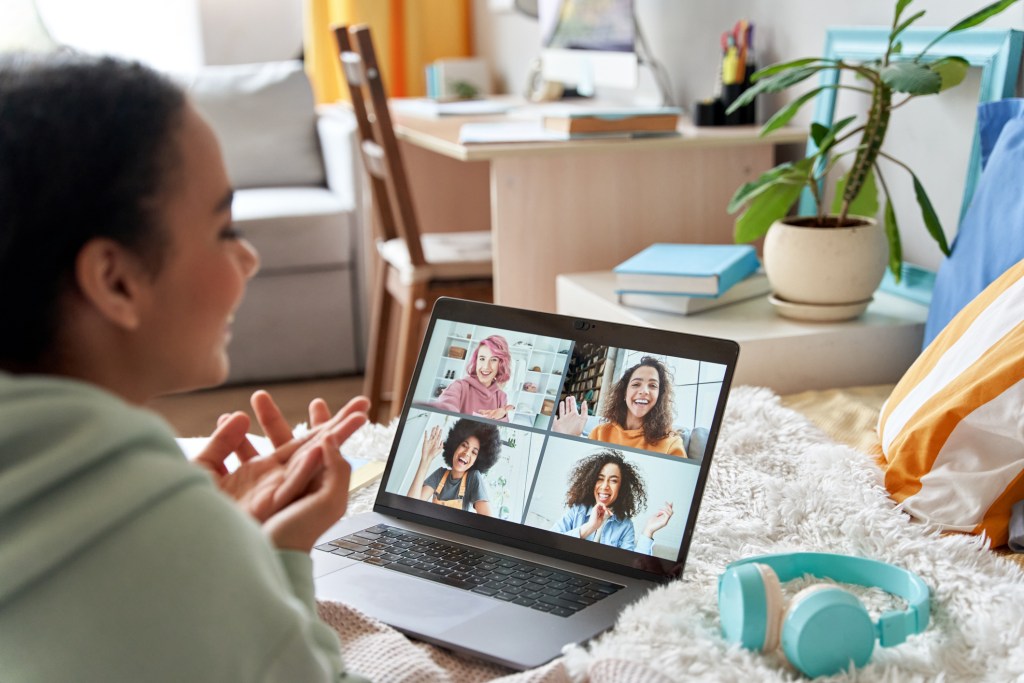 Grupo de amigas hablando por videollamada - Imagen: iStock