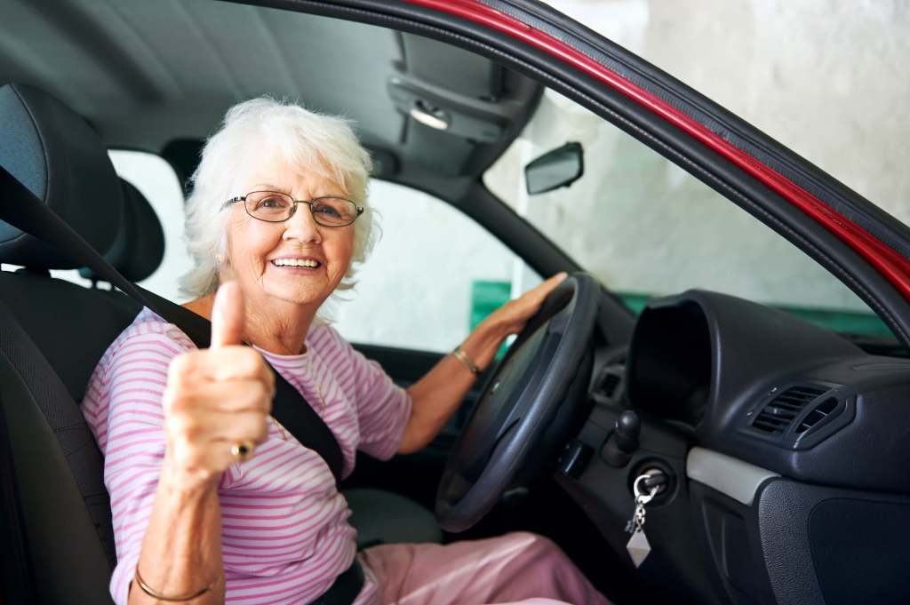 Todo lo que necesitas saber sobre los cambios que ha hecho la DGT para renovar tu carné si tienes más de 65 años - Fuente: iStock
