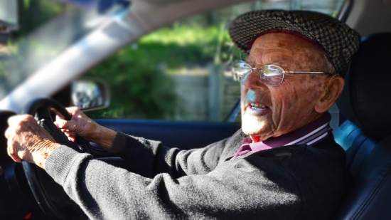 Todo lo que necesitas saber sobre los cambios que ha hecho la DGT para renovar tu carné si tienes más de 65 años - Fuente: iStock