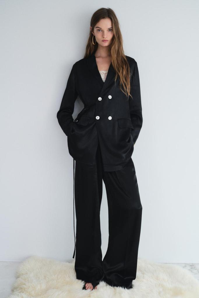 Los trajes negros de las rebajas de Zara, Mango o Massimo Dutti que llevarían Cameron Diaz y otras mujeres +50 porque estilizan y son elegantes