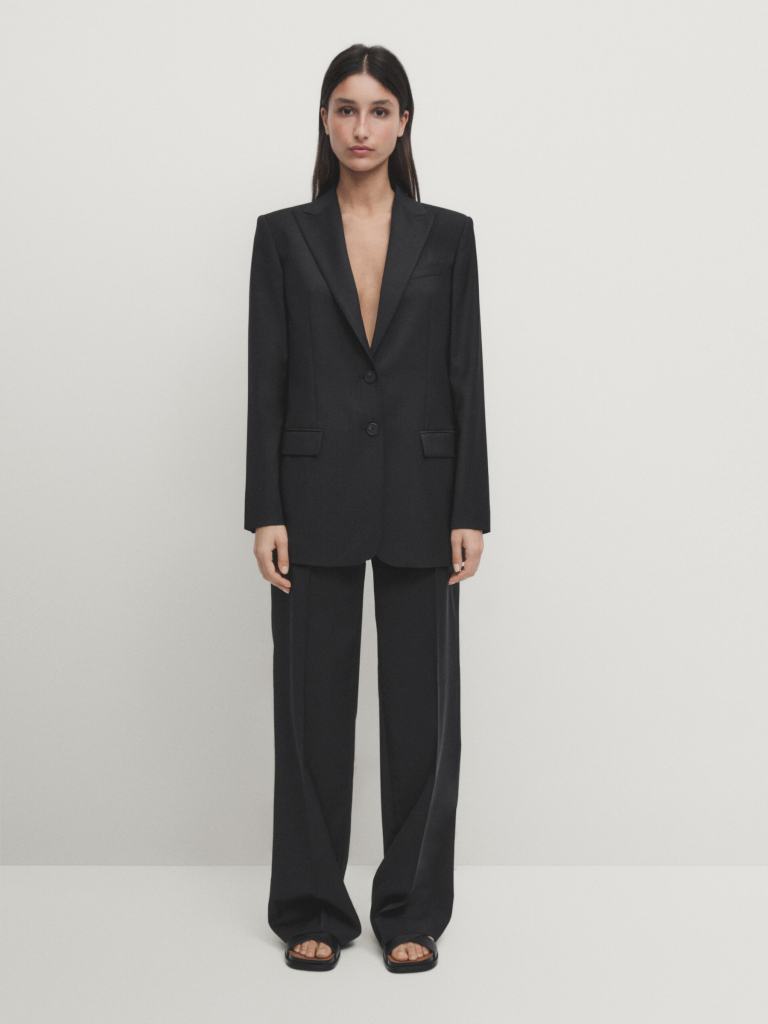 Los trajes negros de las rebajas de Zara, Mango o Massimo Dutti que llevarían Cameron Diaz y otras mujeres +50 porque estilizan y son elegantes