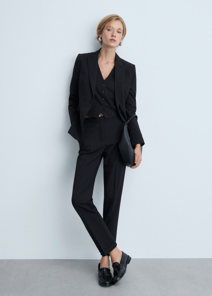 Los trajes negros de las rebajas de Zara, Mango o Massimo Dutti que llevarían Cameron Diaz y otras mujeres +50 porque estilizan y son elegantes